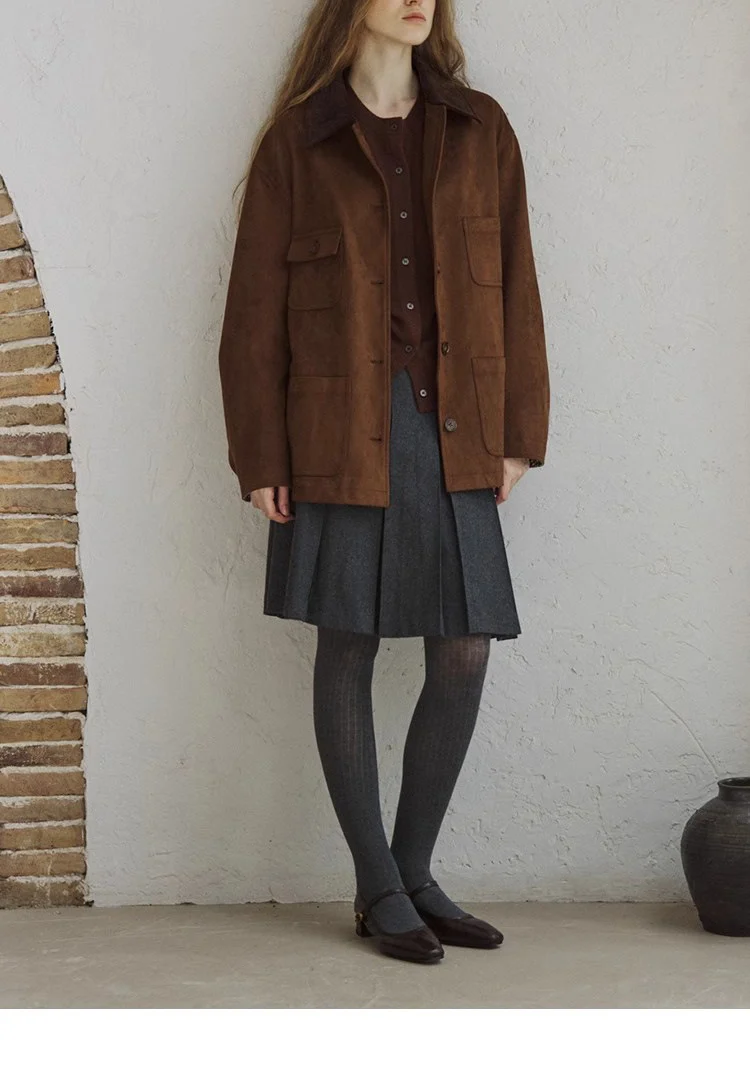 Damen Kurz geschnittene Wildlederjacke mit aufgesetzten Taschen und Karomanschetten Drune