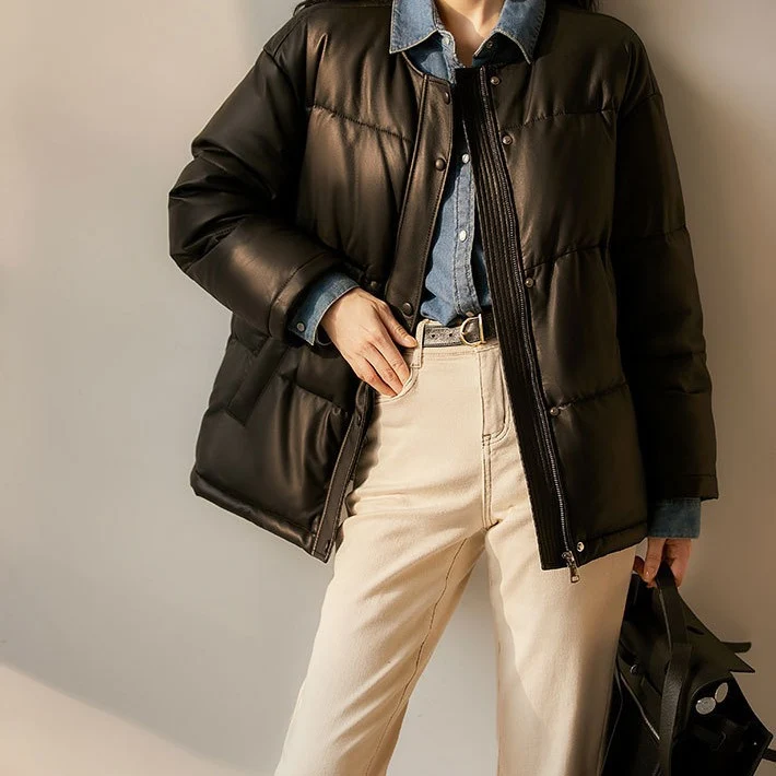 Damen Kurz geschnittene wattierte Kunstlederjacke mit Rundhalsaum und Druckknopfleiste Drune