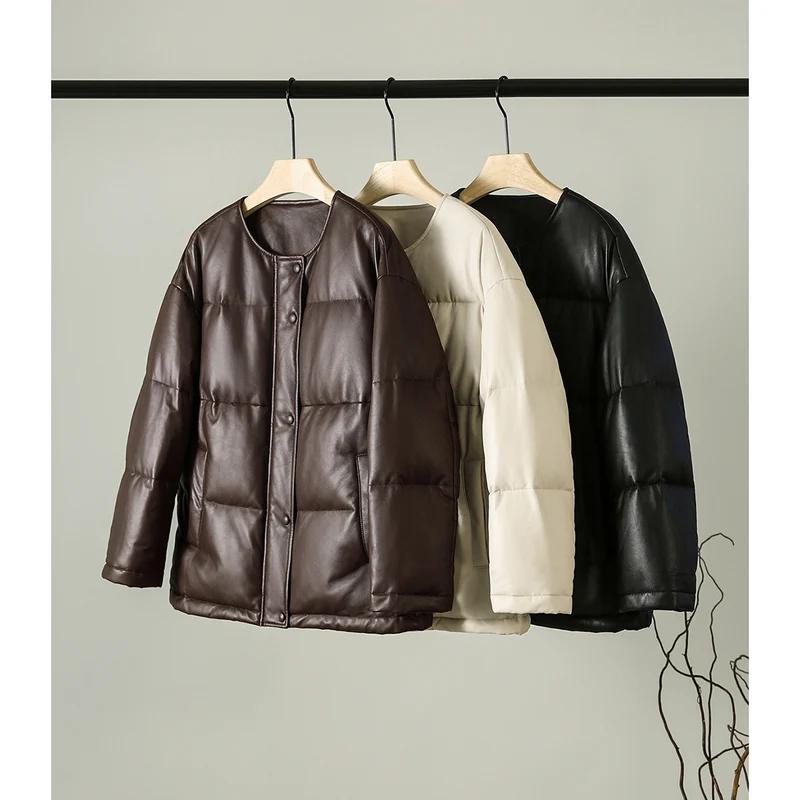 Damen Kurz geschnittene wattierte Kunstlederjacke mit Rundhalsaum und Druckknopfleiste Drune