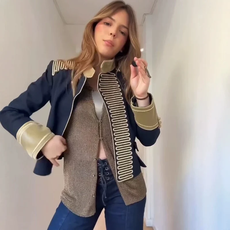 Damen Militärisch inspirierte kurze Gala-Jacke mit Goldverzierung Drune