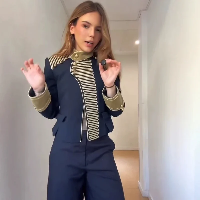Damen Militärisch inspirierte kurze Gala-Jacke mit Goldverzierung Drune