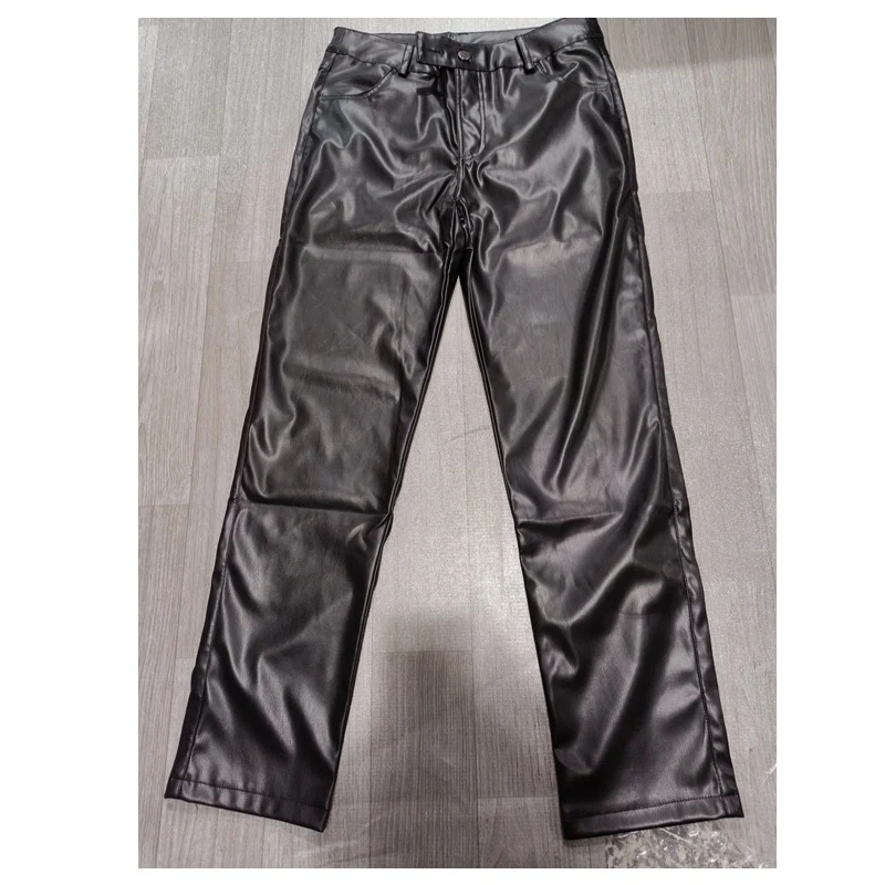 Herren Eng anliegende Hose in Lederoptik mit schmaler Silhouette und Druckknopfbund Drune