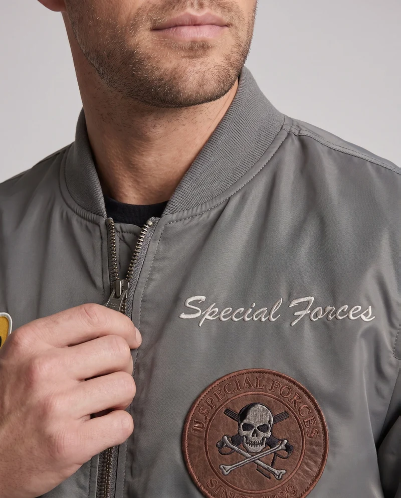 Herren gepolsterte Bomberjacke im Pilotenstil mit bestickten Patches und Armtasche Drune