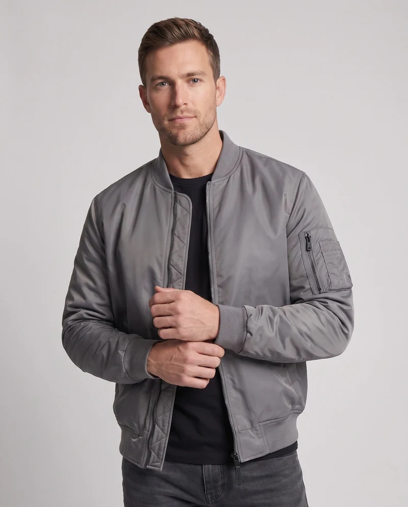 Herren isolierte MA-1 Bomber im Utility-Look mit Armtasche und geripptem Saum Drune