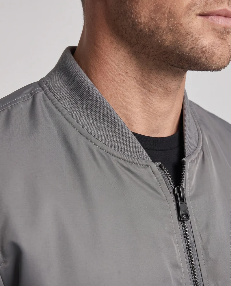 Herren isolierte MA-1 Bomber im Utility-Look mit Armtasche und geripptem Saum Drune