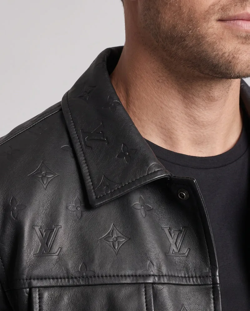 Herren Kunstleder Truckerjacke mit geprägtem Monogramm, Druckknopf-Front und Klapptaschen Drune