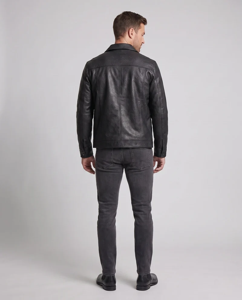 Herren Kunstleder Truckerjacke mit geprägtem Monogramm, Druckknopf-Front und Klapptaschen Drune