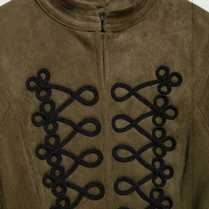 Damen Kurz geschnittene Wildlederjacke im Military‑Look mit Stehkragen und dekorativer Kordelfrosch‑Applikation Drune
