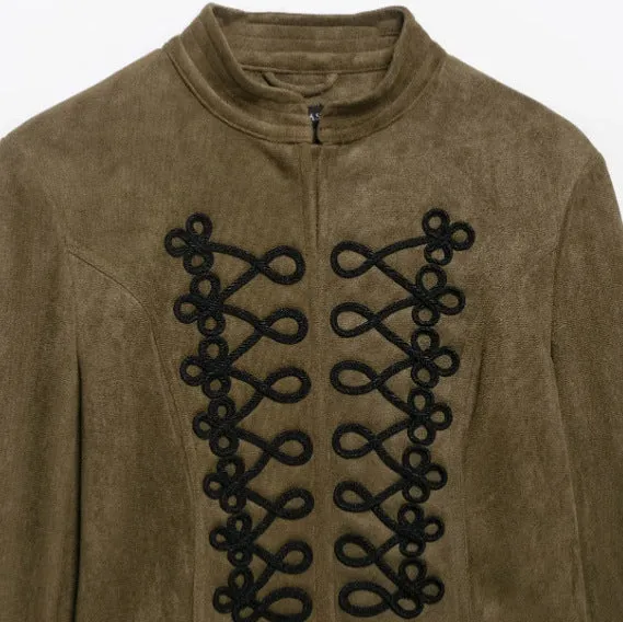 Damen Kurz geschnittene Wildlederjacke im Military‑Look mit Stehkragen und dekorativer Kordelfrosch‑Applikation Drune