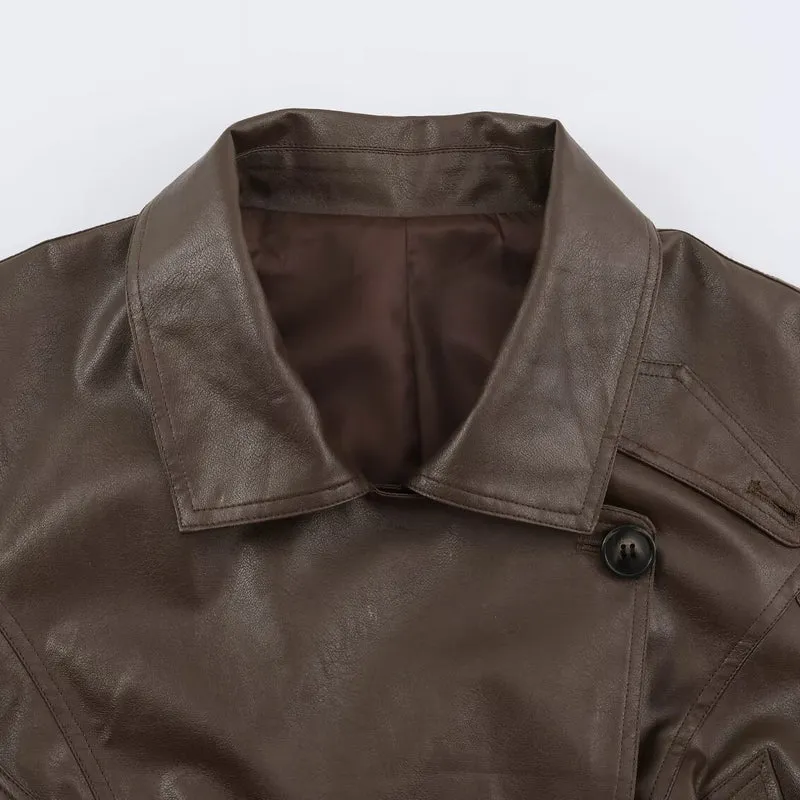 Damen Kurz geschnittene Lederimitat-Jacke mit Taillengürtel und asymmetrischer Knopfleiste Drune