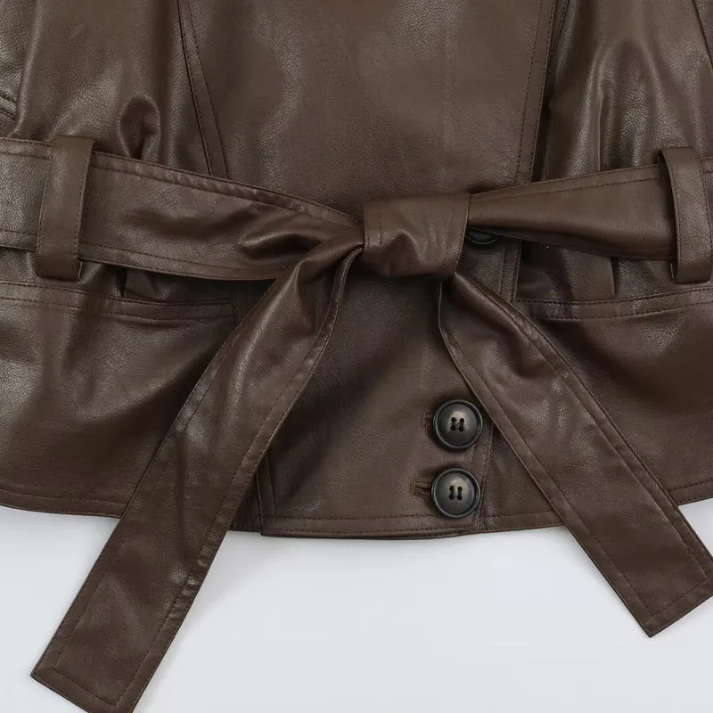 Damen Kurz geschnittene Lederimitat-Jacke mit Taillengürtel und asymmetrischer Knopfleiste Drune