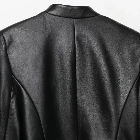 Damen Kurz geschnittene Kunstleder‑Militärjacke mit Stehkragen und Zierkordeln Drune