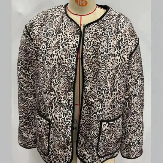 Damen gesteppte Oversize-Jacke mit Leoprint, Rundhalsausschnitt und aufgesetzten Taschen Drune