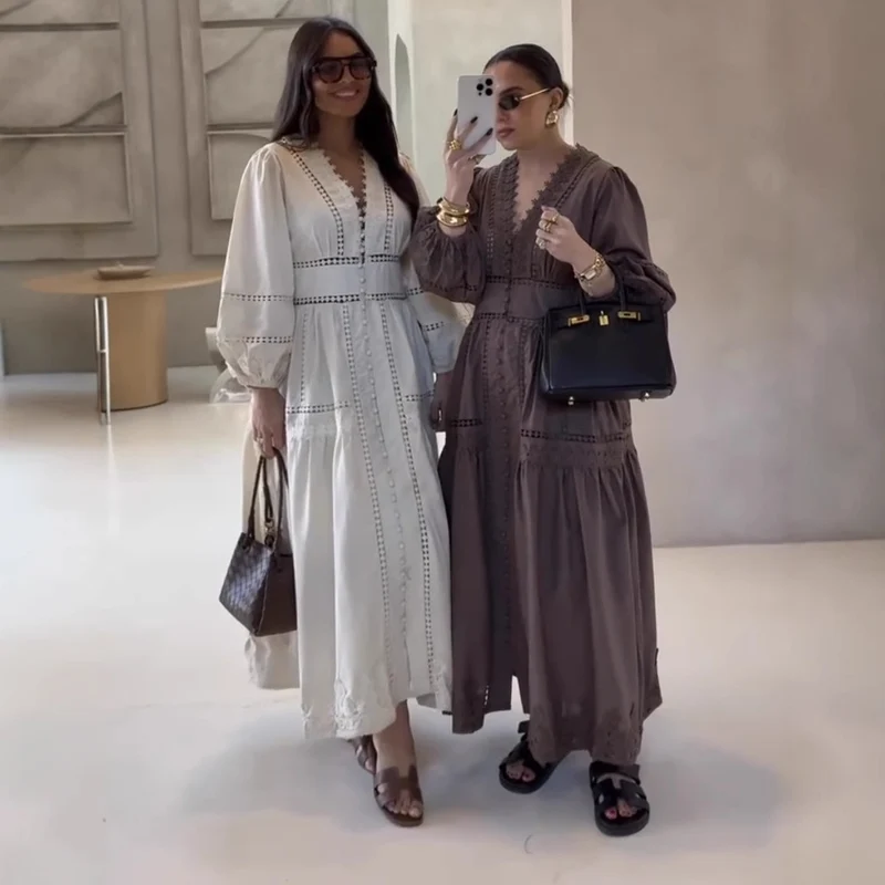 Damen 80+ Maxikleid mit V‑Ausschnitt, Spitzenbesatz, Knopfleiste und Ballonärmeln Drune