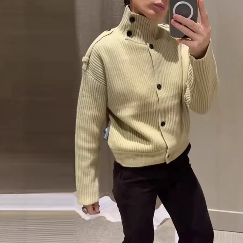 Damen 80+ kurzer Rippstrick‑Cardigan mit hohem Stehkragen und Knopfleiste Drune