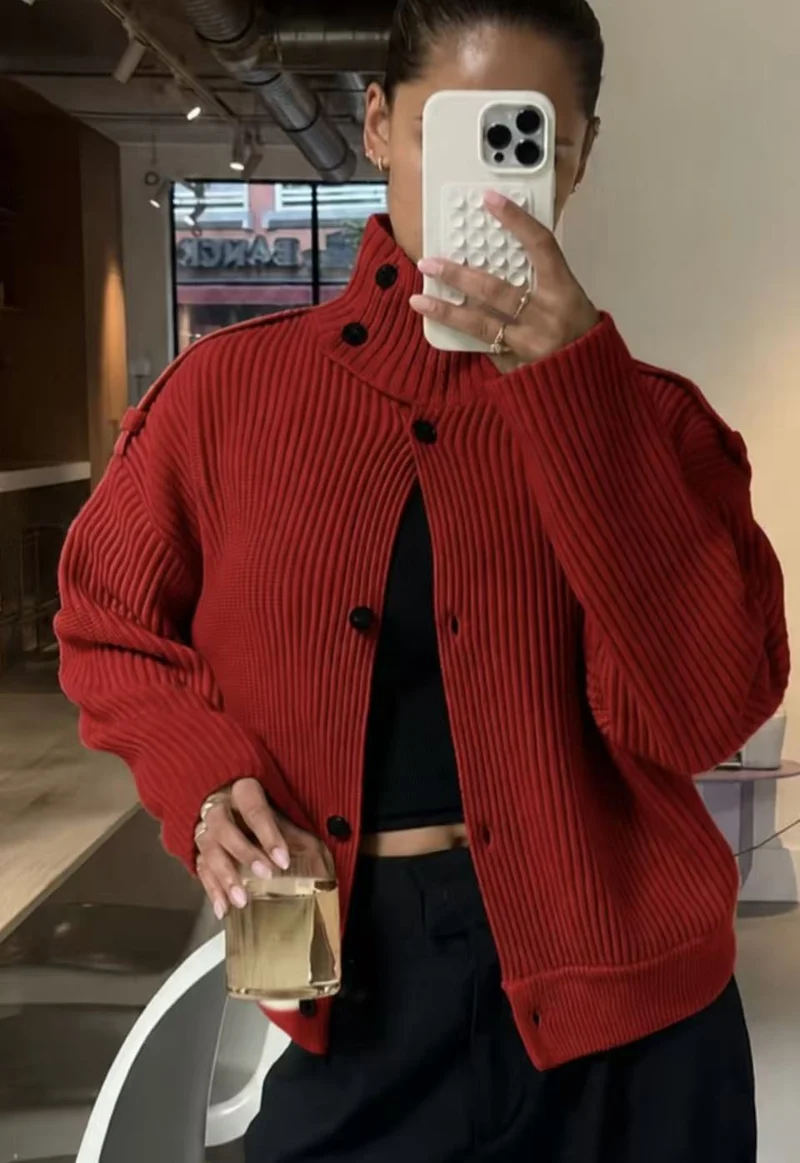 Damen 80+ kurzer Rippstrick‑Cardigan mit hohem Stehkragen und Knopfleiste Drune