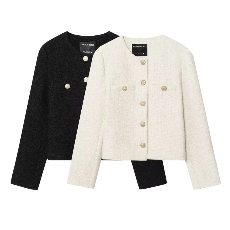 Damen 80+ Kurz geschnittene Bouclé‑Jacke mit Rundhals, goldenen Zierknöpfen und Pattentaschen Drune