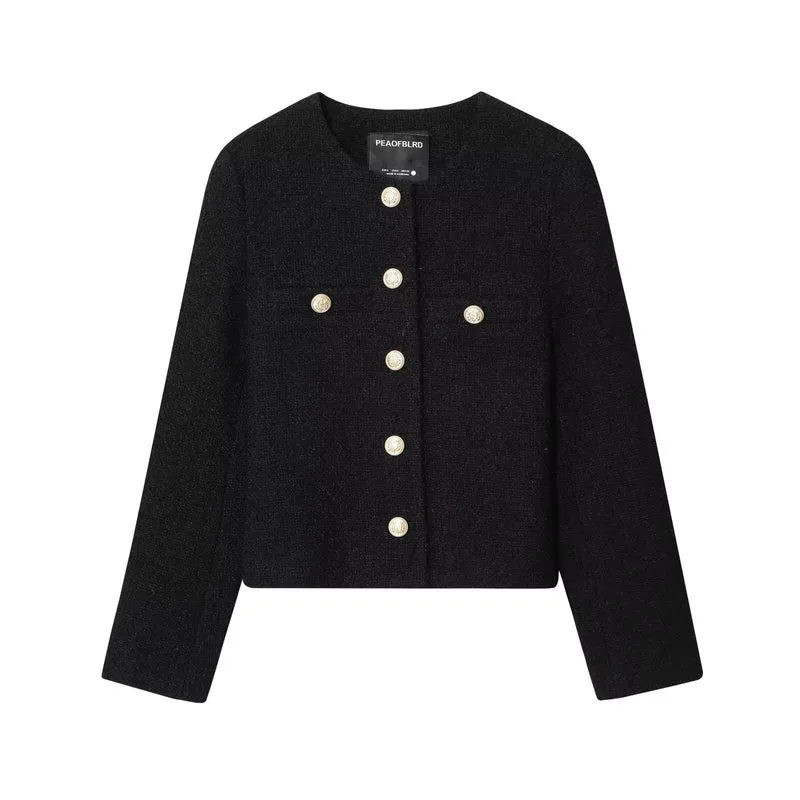 Damen 80+ Kurz geschnittene Bouclé‑Jacke mit Rundhals, goldenen Zierknöpfen und Pattentaschen Drune