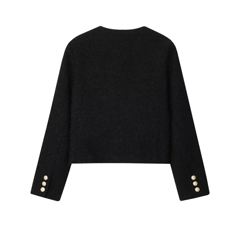 Damen 80+ Kurz geschnittene Bouclé‑Jacke mit Rundhals, goldenen Zierknöpfen und Pattentaschen Drune