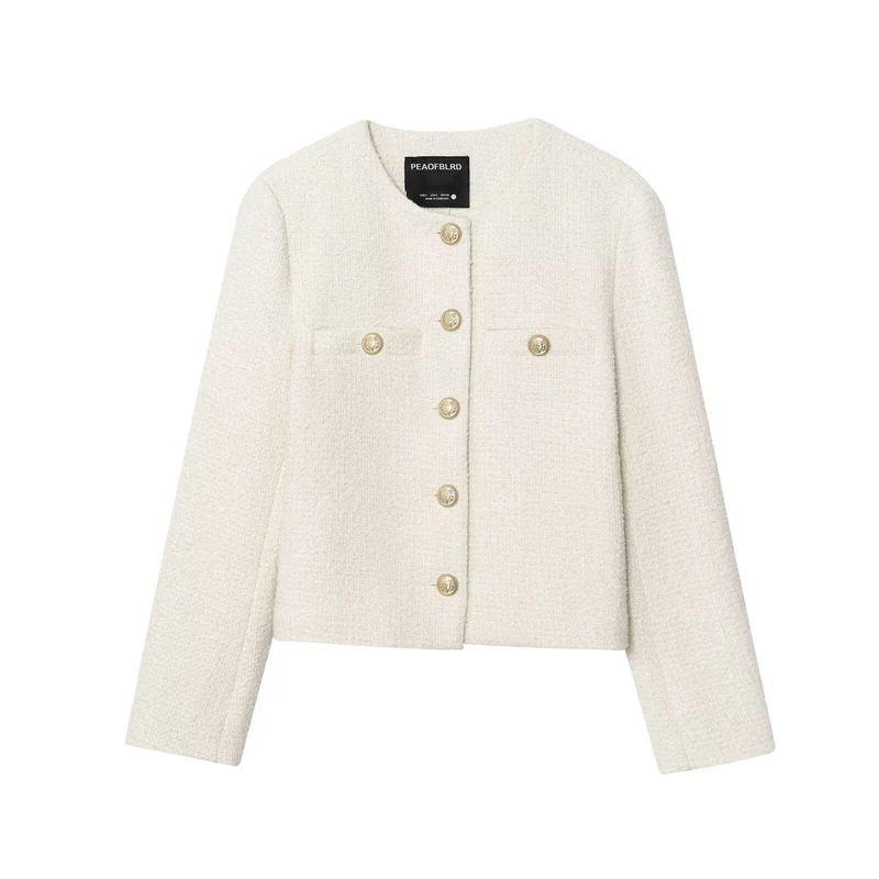 Damen 80+ Kurz geschnittene Bouclé‑Jacke mit Rundhals, goldenen Zierknöpfen und Pattentaschen Drune
