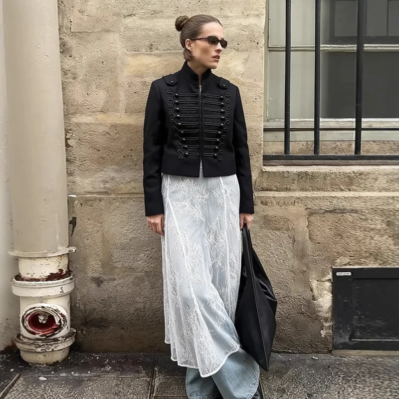 Damen 700+ taillierte Cropped‑Militärjacke mit Stehkragen, Zierkordeln und dekorativen Metallknöpfen Drune