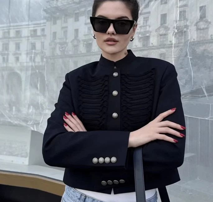 Damen 700+ taillierte Cropped‑Militärjacke mit Stehkragen, Zierkordeln und dekorativen Metallknöpfen Drune