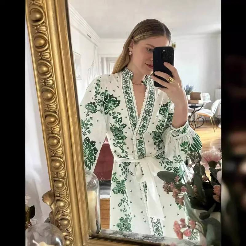 Damen 70+ langes Boho‑Maxikleid mit floralem Print, durchgehender Knopfleiste und gerafften Ärmelbündchen Drune