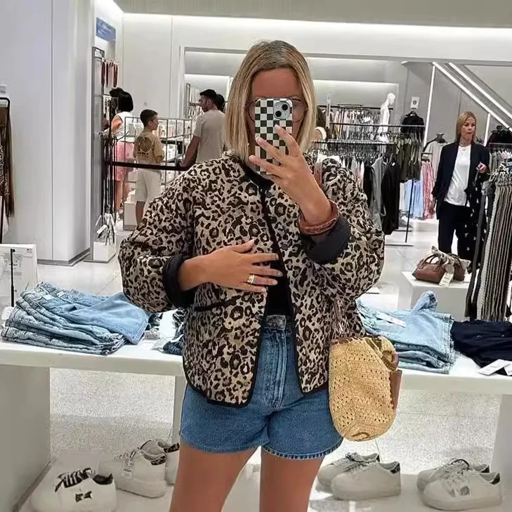 Damen 60+ gesteppte Kurzblousonjacke im Animalprint mit Rundhals und aufgesetzten Taschen Drune