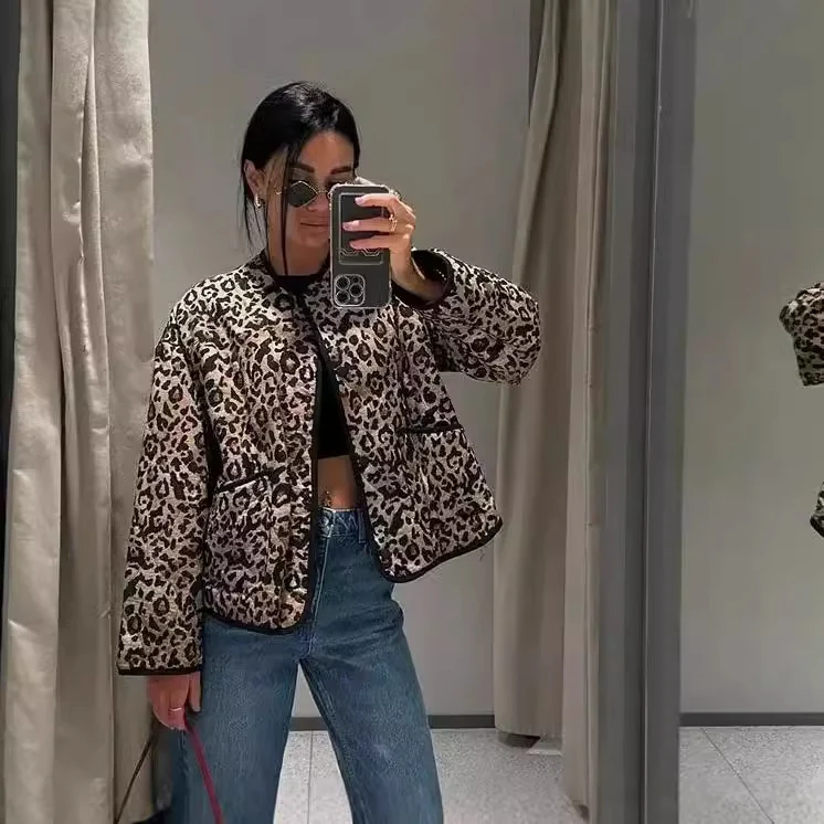 Damen 60+ gesteppte Kurzblousonjacke im Animalprint mit Rundhals und aufgesetzten Taschen Drune