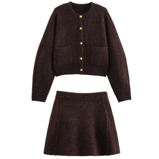 Damen 60+ Cropped Strickcardigan mit Rundhals, aufgesetzten Taschen und Zierknöpfen Drune