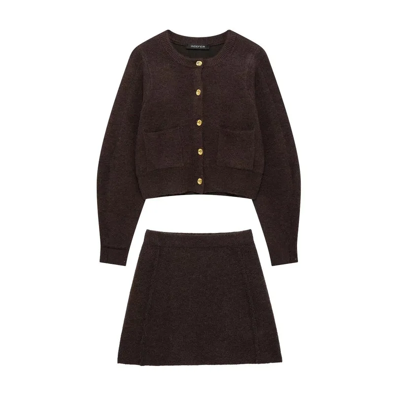 Damen 60+ Cropped Strickcardigan mit Rundhals, aufgesetzten Taschen und Zierknöpfen Drune