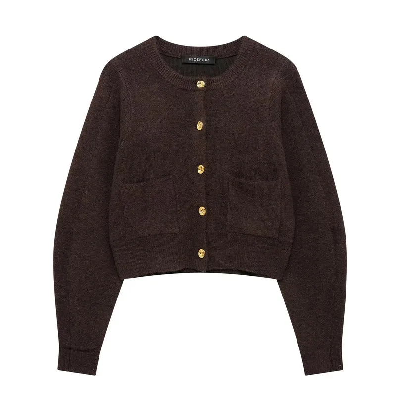 Damen 60+ Cropped Strickcardigan mit Rundhals, aufgesetzten Taschen und Zierknöpfen Drune