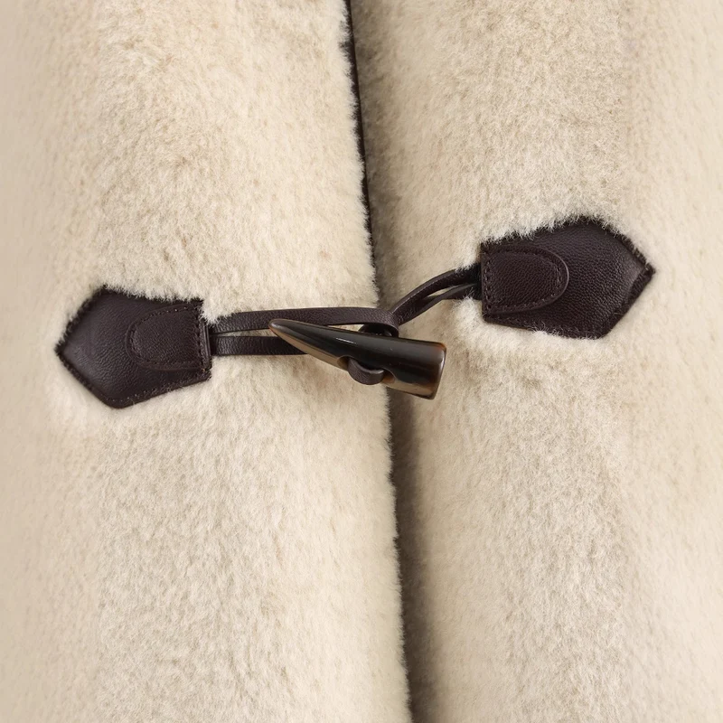 Damen Kurz geschnittener Teddy‑Mantel mit Knebelverschlüssen Drune