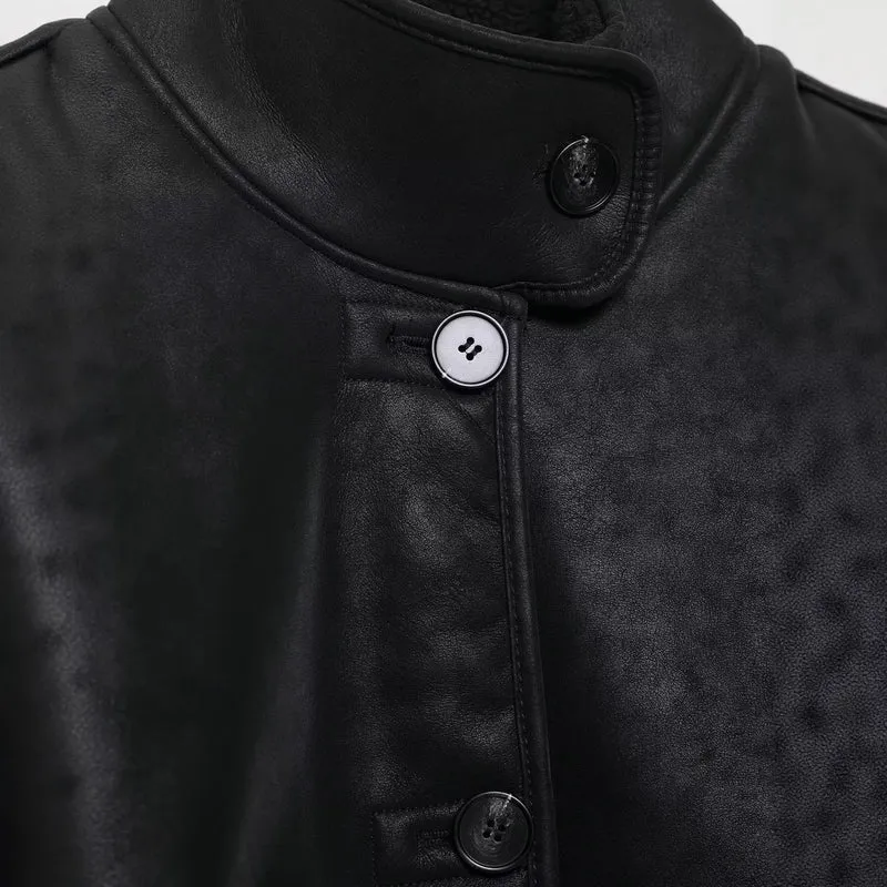 Damen Kurz geschnittene Kunstlederjacke mit Teddyfutter, Stehkragen und Knopfverschluss Drune