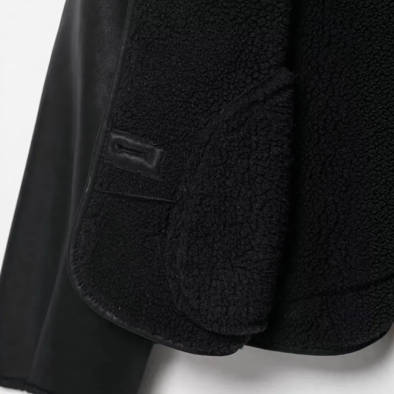 Damen Kurz geschnittene Kunstlederjacke mit Teddyfutter, Stehkragen und Knopfverschluss Drune