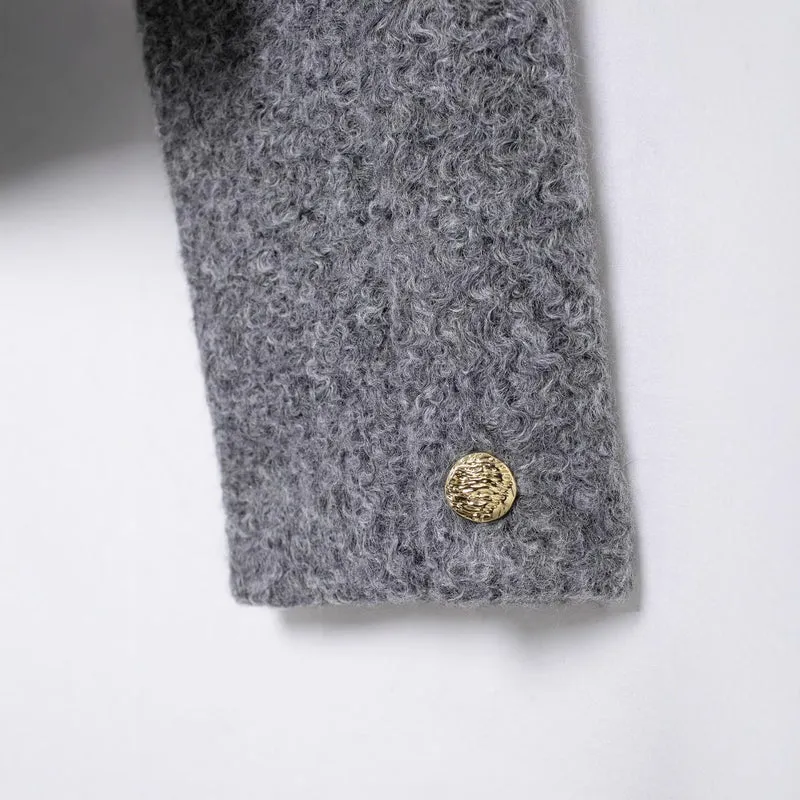 Damen Kurz geschnittene Bouclé‑Jacke mit Rundhalsausschnitt, aufgesetzten Pattentaschen und goldfarbenen Zierknöpfen Drune