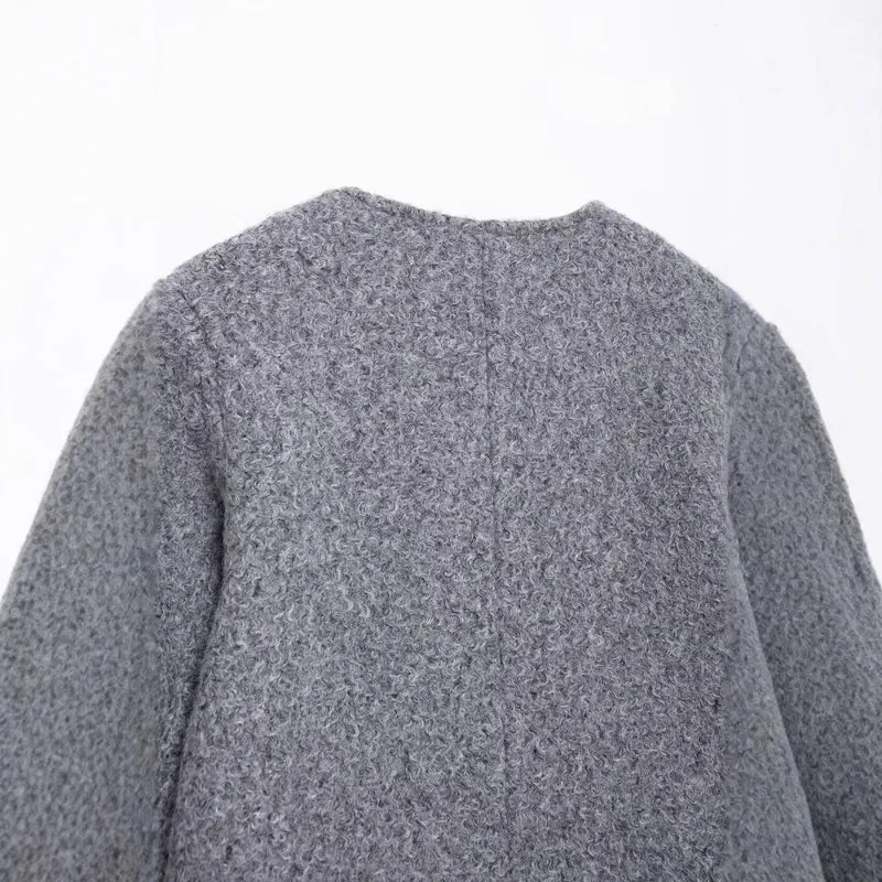 Damen Kurz geschnittene Bouclé‑Jacke mit Rundhalsausschnitt, aufgesetzten Pattentaschen und goldfarbenen Zierknöpfen Drune