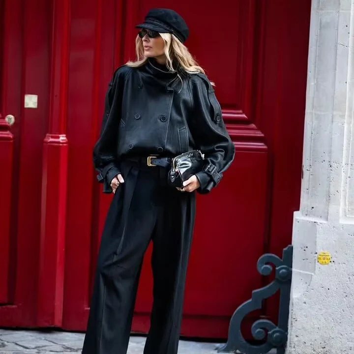 Damen Kurz‑Cape‑Trenchcoat aus veganer Lederoptik mit hohem Stehkragen und Schnallenärmeln Drune