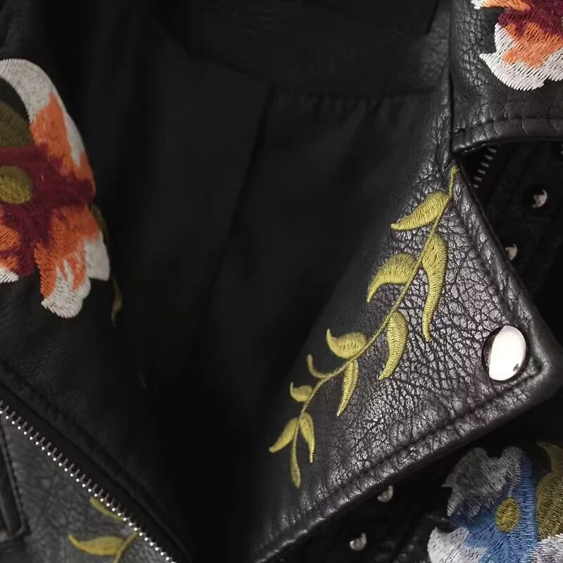 Damen Kurz‑Bikerjacke aus veganer Lederoptik mit bestickten Blumenapplikationen und Nieten Drune