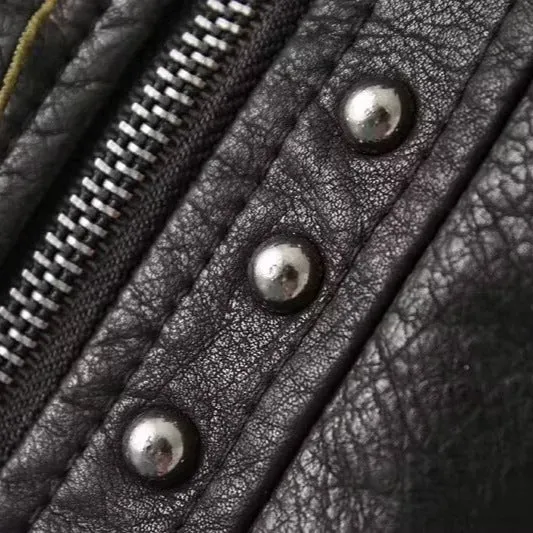 Damen Kurz‑Bikerjacke aus veganer Lederoptik mit bestickten Blumenapplikationen und Nieten Drune