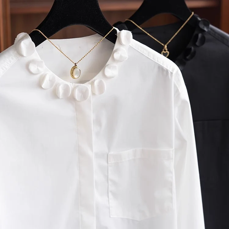 Damen Elegante Bluse im weiten Schnitt mit verdeckter Knopfleiste und Blumenapplikation am Rundhals Drune