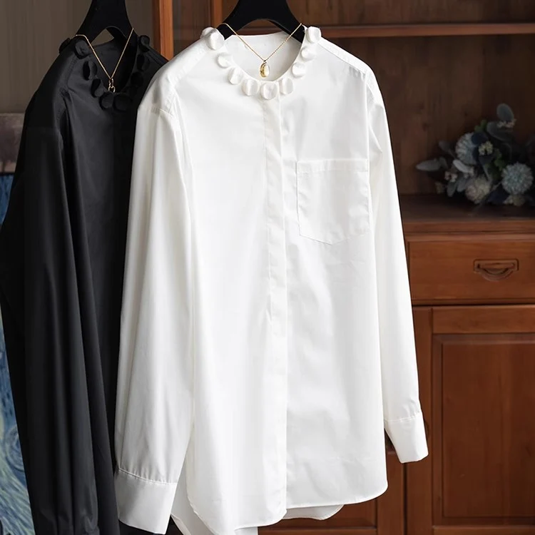 Damen Elegante Bluse im weiten Schnitt mit verdeckter Knopfleiste und Blumenapplikation am Rundhals Drune