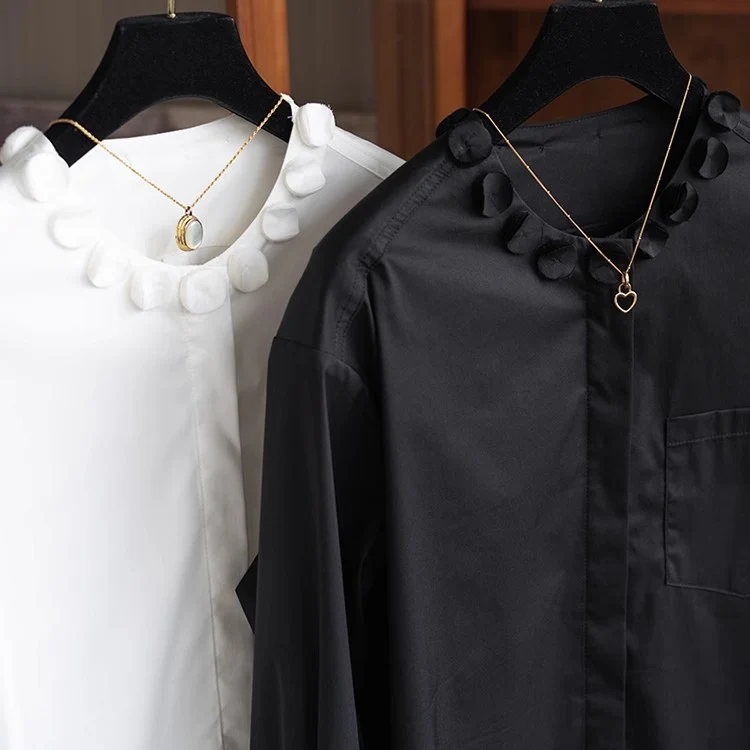 Damen Elegante Bluse im weiten Schnitt mit verdeckter Knopfleiste und Blumenapplikation am Rundhals Drune