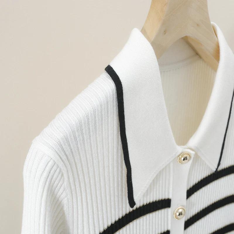 Damen Marin-inspiriertes Rippenstrick-Cardigan mit Polokragen und Zierknopfleiste Drune