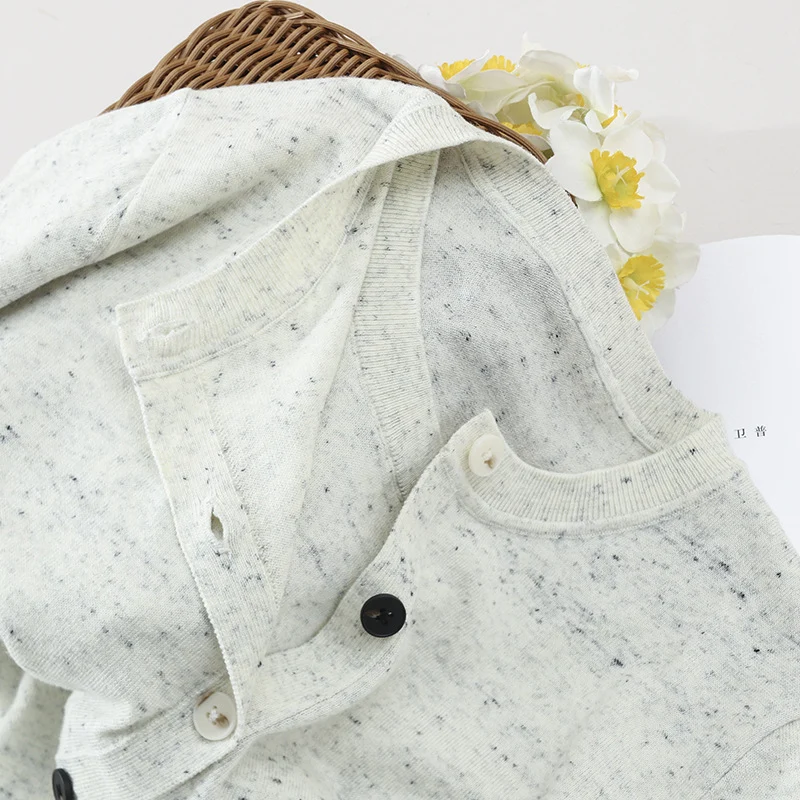 Damen Leichter gestrickter Kurzcardigan mit Rundhals, Mélange‑Struktur und kontrastierenden Knöpfen Drune