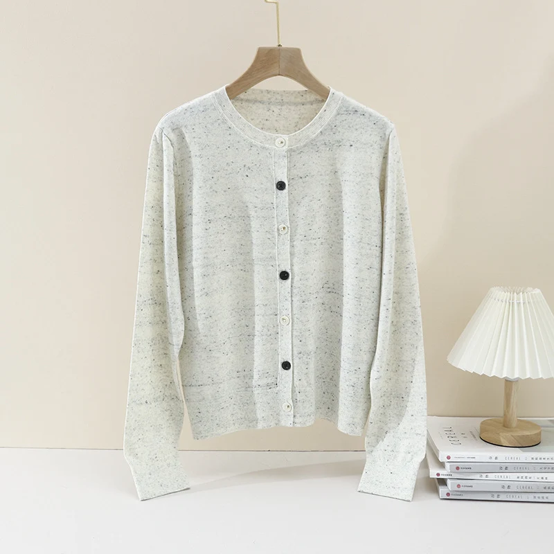 Damen Leichter gestrickter Kurzcardigan mit Rundhals, Mélange‑Struktur und kontrastierenden Knöpfen Drune