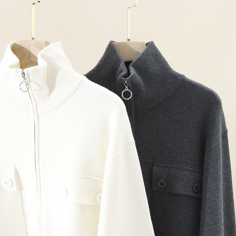 Damen Kurze strukturierte Strickjacke mit Stehkragen, Metallreißverschluss & Brusttaschen Drune