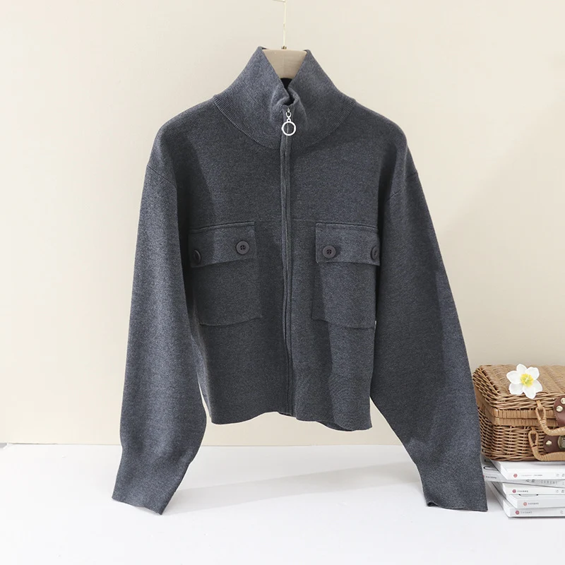 Damen Kurze strukturierte Strickjacke mit Stehkragen, Metallreißverschluss & Brusttaschen Drune