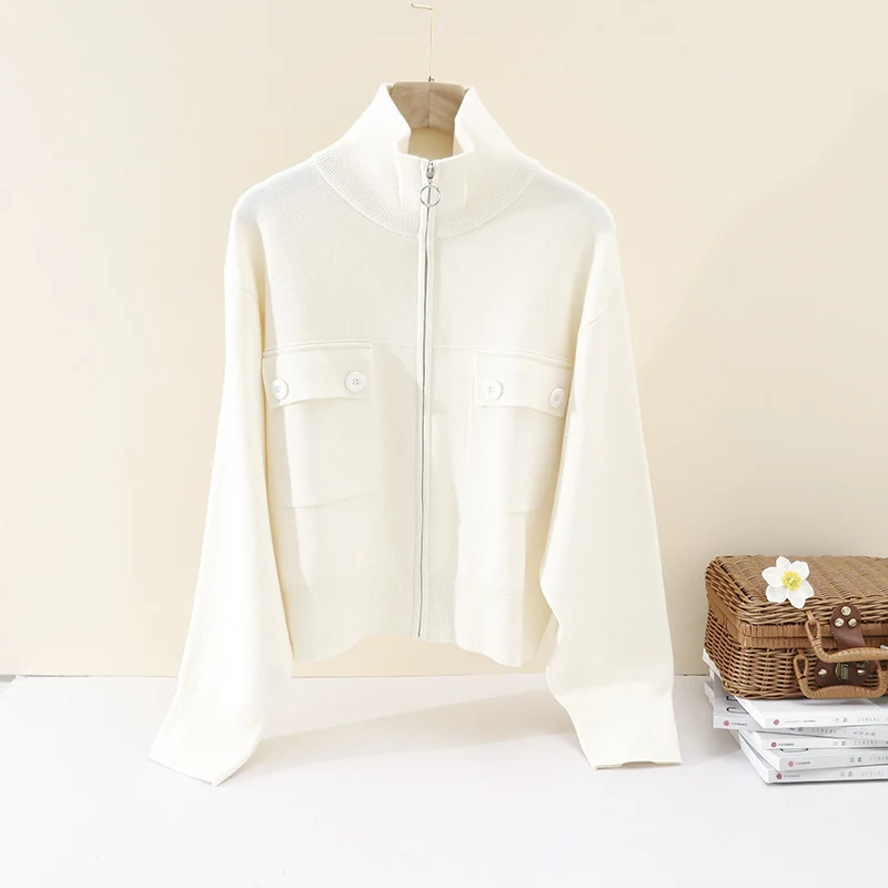 Damen Kurze strukturierte Strickjacke mit Stehkragen, Metallreißverschluss & Brusttaschen Drune