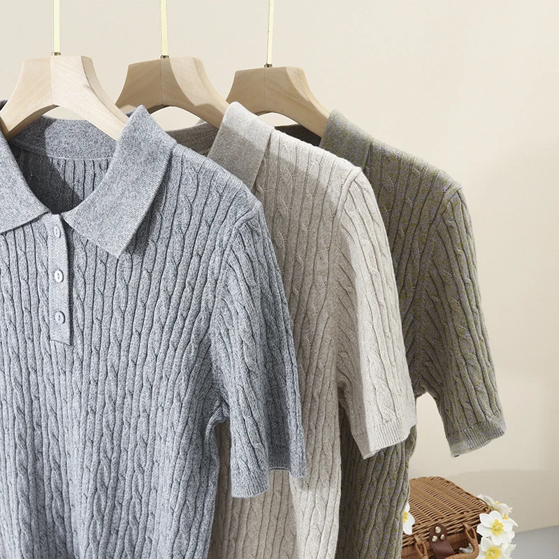 Damen Kurzärmeliges Strick-Poloshirt mit Zopfmuster und Knopfleiste Drune